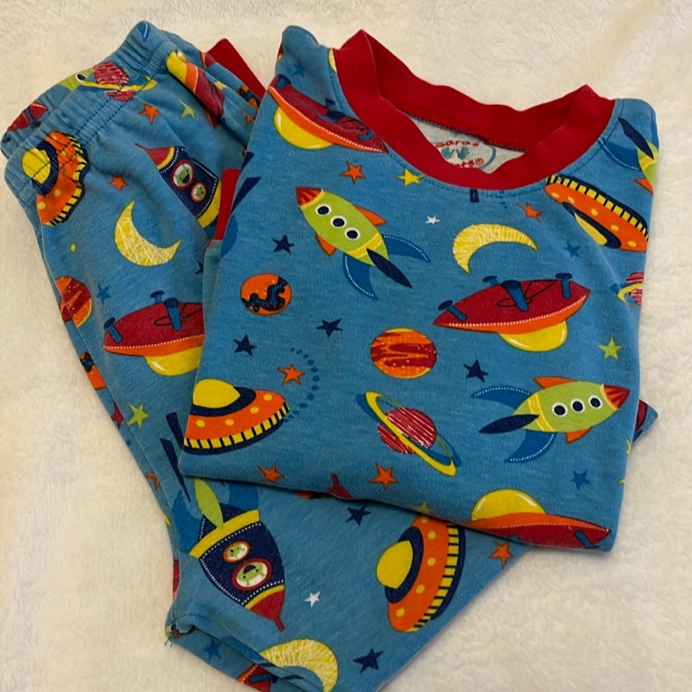 Sara’s Prints Outer space PJs size 6